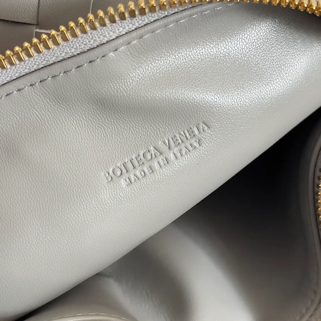 Batch 1360 It is predicted that BV Bottega’s lunch bag will be popular again this year. The entire bag is made of top nappa lambskin, which is very soft and lightweight. It also uses the intrecciato weaving process that the two founders spent several months developing from the beginning of the brand. It is completely hand-woven by Italian craftsmen. It perfectly reflects the craftsmanship of Bottega. The entire bag shape is also a very practical and popular lunch box bag type. The slightly curved arc of the bag mouth can also better fit our wrists. Style number: 754443 Size: 22*13*9